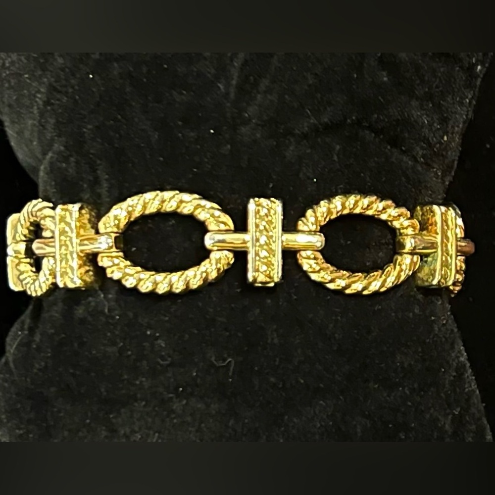 Napier yellow gold tone patterned link bracelet. Excellent vintage condition.